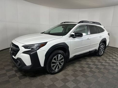 Used 2023 Subaru Outback Premium image 7