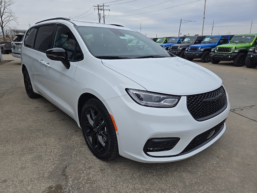 New 2026 Chrysler Pacifica Select w/ S Appearance Package FWD image 16