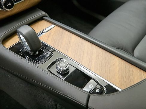 Used 2023 Volvo XC90 B5 Plus image 18