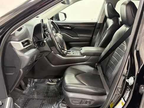 Used 2020 Toyota Highlander XLE AWD/4WD image 13