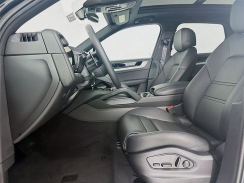 New 2025 Porsche Cayenne image 5