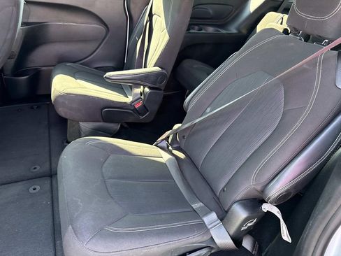 Used 2024 Chrysler Pacifica Touring image 15