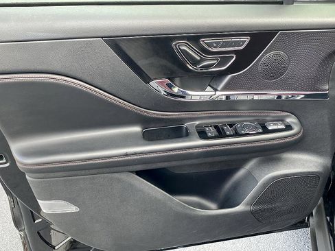 Used 2023 Lincoln Corsair Reserve w/ Jet Appearance Package image 9