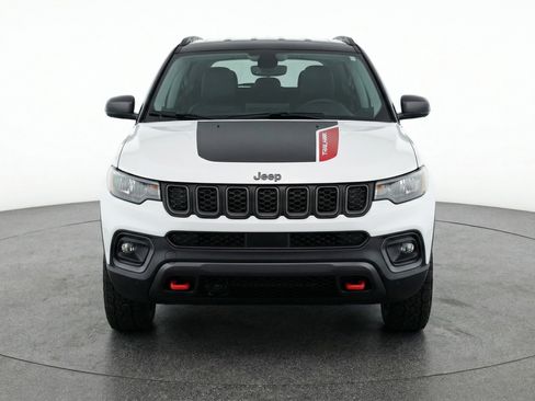 Used 2025 Jeep Compass Trailhawk AWD/4WD image 2