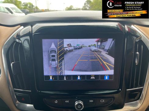 Used 2023 Chevrolet Traverse Premier FWD image 19