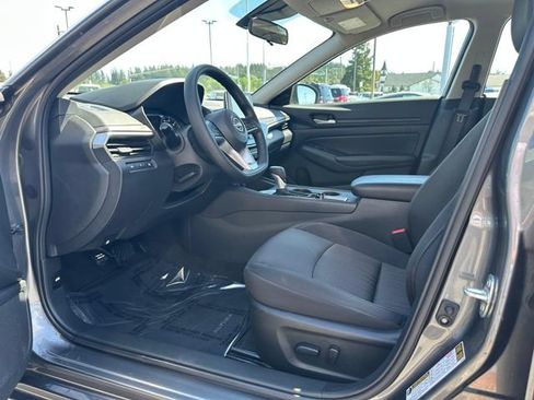 Used 2025 Nissan Altima 2.5 SV FWD image 9