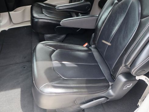 Used 2023 Chrysler Pacifica Touring-L FWD image 10