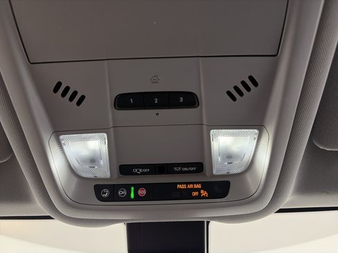 Used 2022 Chevrolet Equinox Premier AWD/4WD image 33