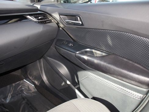 Used 2018 Toyota C-HR XLE image 18