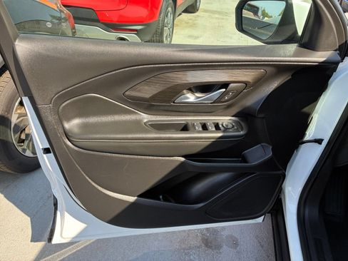 Used 2024 GMC Terrain SLE FWD image 18