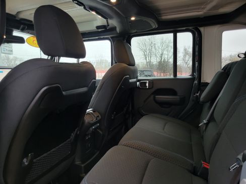 Used 2025 Jeep Wrangler Unlimited Rubicon 4xe w/ Convenience Group AWD/4WD image 17