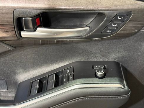 Certified 2025 Toyota Highlander Platinum image 16