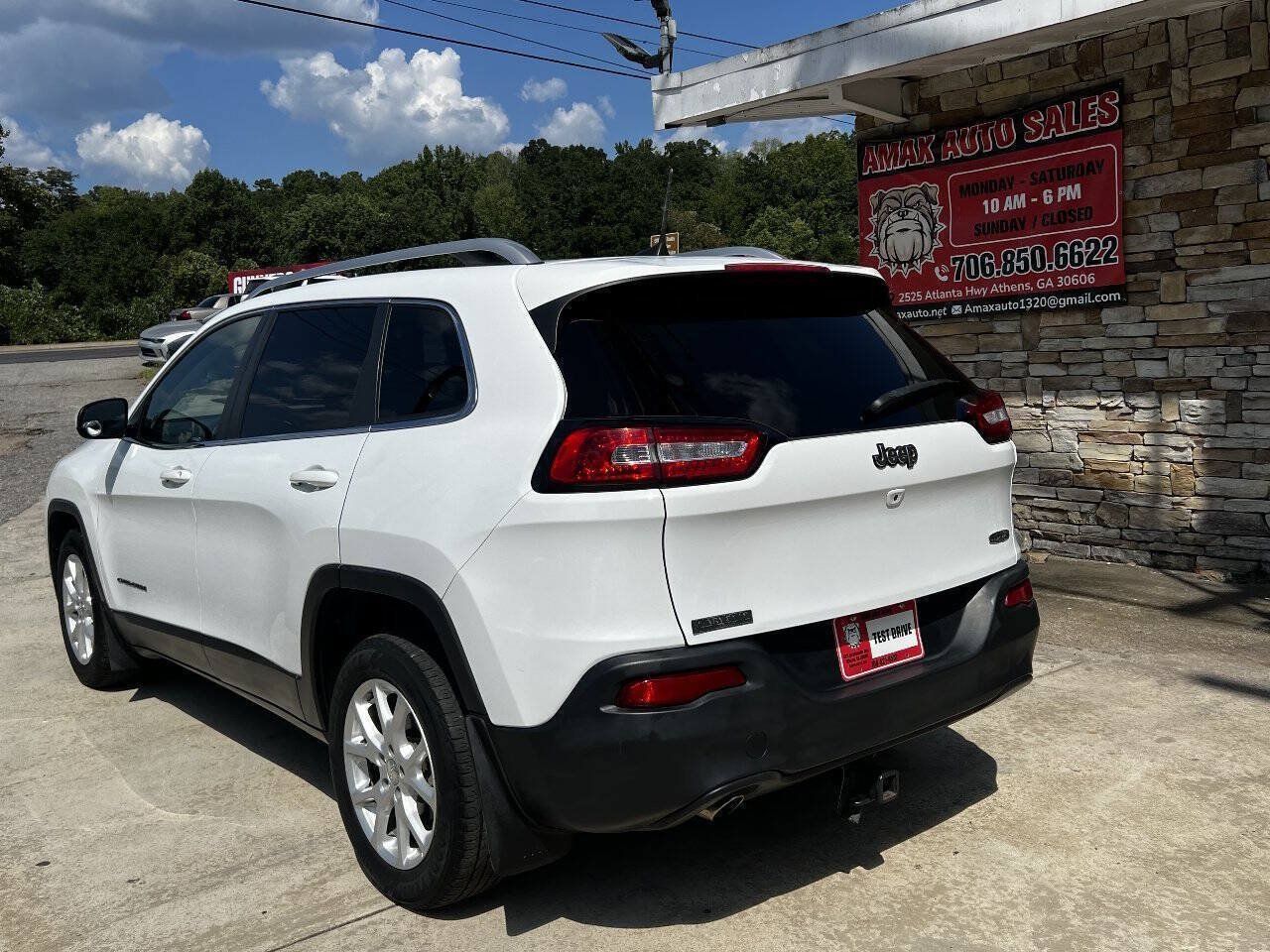 Used 2017 Jeep Cherokee Latitude w/ Comfort & Sound Group FWD image 4