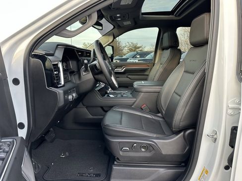 Used 2024 GMC Sierra 3500 Denali image 2