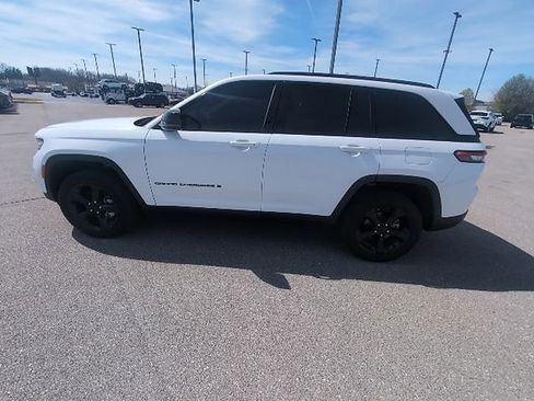 Used 2023 Jeep Grand Cherokee Limited w/ Black Appearance Package image 9