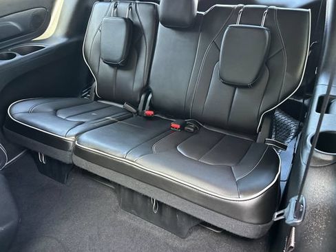 Used 2024 Chrysler Pacifica Premium FWD image 14