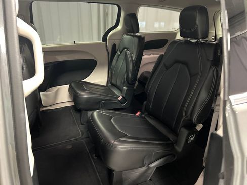 Used 2023 Chrysler Pacifica Touring-L FWD image 23