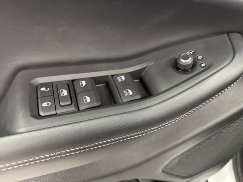 Used 2025 Jeep Grand Cherokee L Limited w/ Black Appearance Package image 19