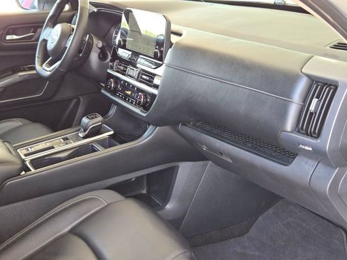 Used 2025 Nissan Pathfinder SL FWD image 28