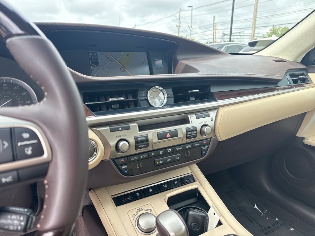 Used 2018 Lexus ES 350 w/ Luxury Package w/Wood Trim FWD image 18