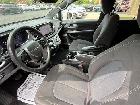 Used 2022 Chrysler Pacifica Touring FWD image 9