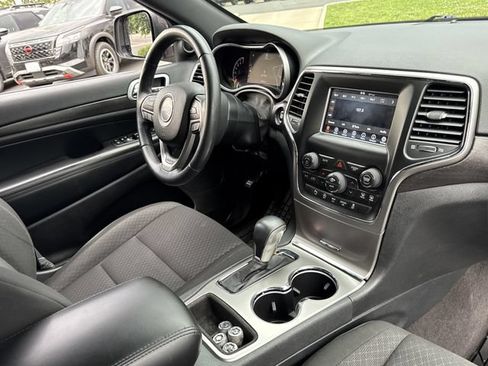 Used 2018 Jeep Grand Cherokee Laredo AWD/4WD image 26