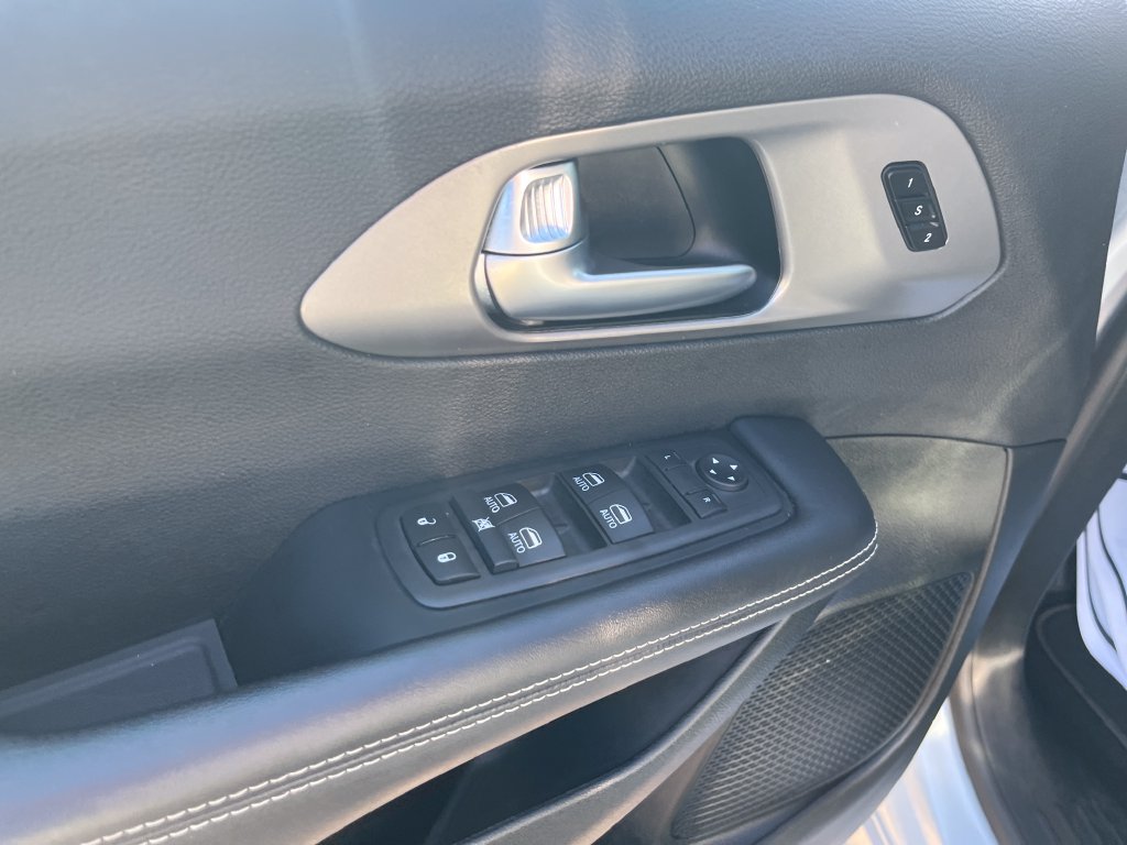 Used 2026 Chrysler Pacifica Select FWD image 10