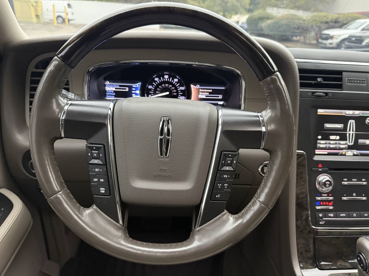 Used 2015 Lincoln Navigator 2WD image 17