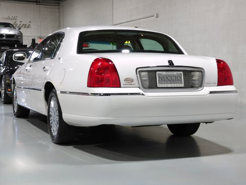 Used 2008 Lincoln Town Car Signature Limited RWD image 32