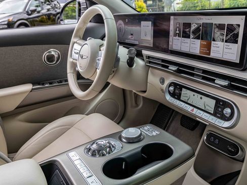 Used 2024 Genesis GV60 RWD image 28