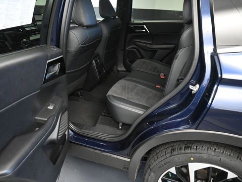 Used 2024 Mitsubishi Outlander SE image 17