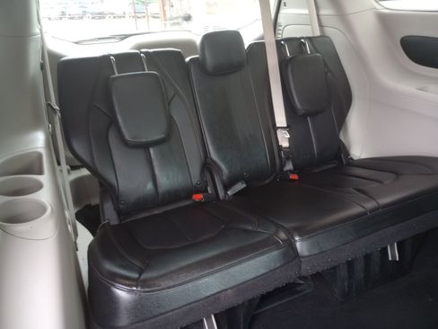 Used 2020 Chrysler Pacifica Touring-L image 14