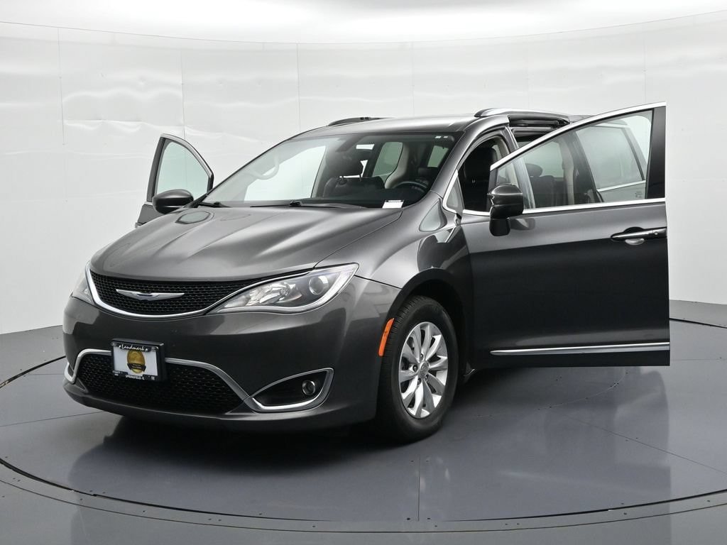 Used 2018 Chrysler Pacifica Touring-L FWD image 24