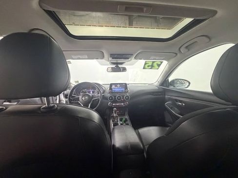 Used 2025 Nissan Sentra SR w/ SR Premium Package FWD image 25
