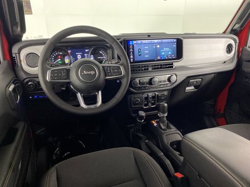 Used 2025 Jeep Wrangler Unlimited Sahara AWD/4WD image 33