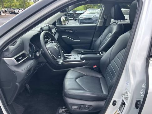 Used 2022 Toyota Highlander XLE AWD/4WD image 22