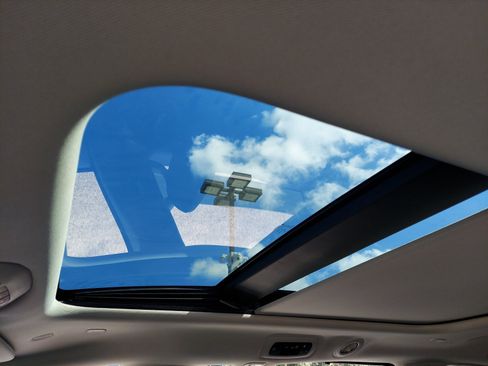 Used 2023 Chrysler Pacifica Limited FWD image 19