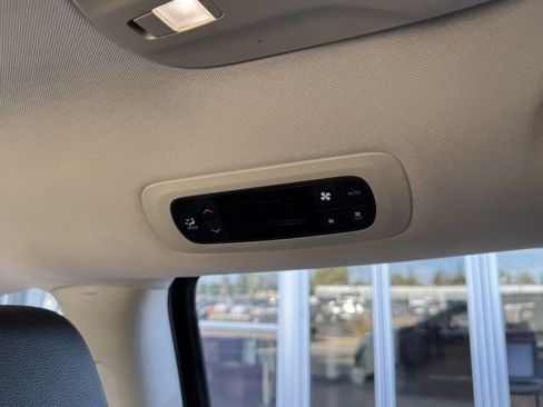 Used 2017 Chrysler Pacifica Touring-L FWD image 19