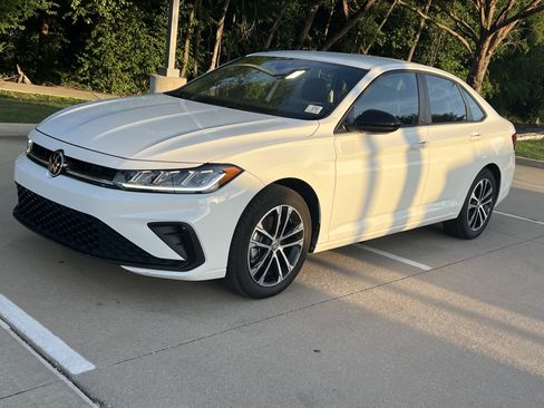 Certified 2025 Volkswagen Jetta Sport FWD image 4
