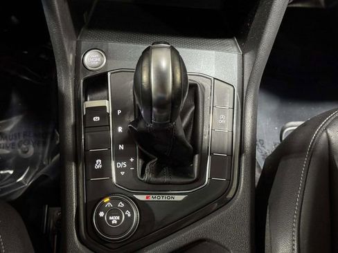 Used 2018 Volkswagen Tiguan SE AWD/4WD image 22