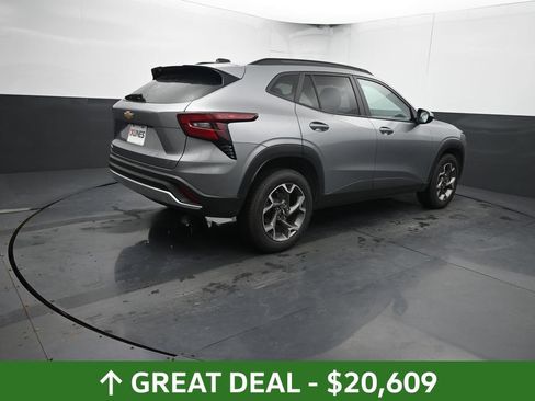 Used 2025 Chevrolet Trax LT FWD image 13