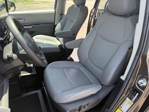 Used 2024 Toyota Sienna XLE w/ XLE Plus Package FWD image 11