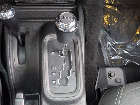 Used 2017 Jeep Wrangler Unlimited Sahara image 12