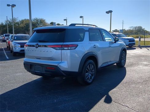 Used 2023 Nissan Pathfinder SV image 6