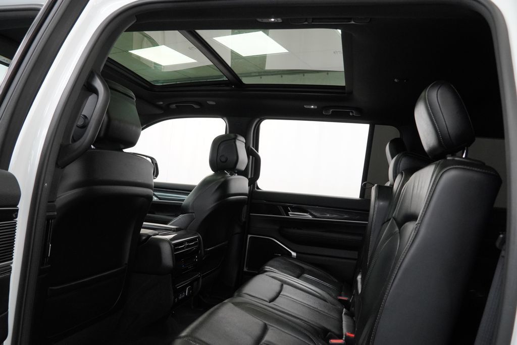 Used 2023 Jeep Wagoneer 4WD w/ Premium Group I image 4