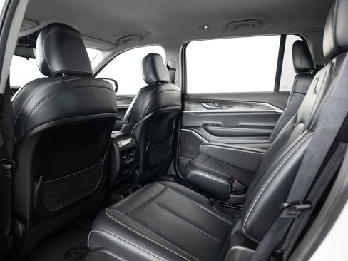 Used 2022 Jeep Grand Cherokee L Limited image 19