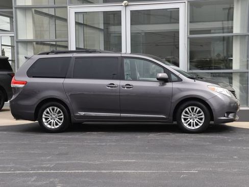 Used 2013 Toyota Sienna XLE image 6