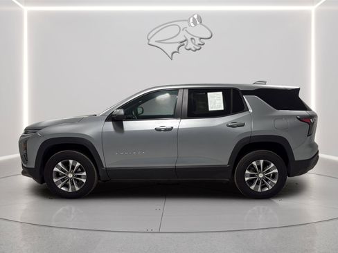 Used 2025 Chevrolet Equinox LT FWD image 2