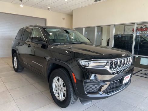 Used 2023 Jeep Grand Cherokee Laredo image 3