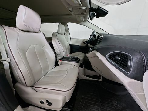 Used 2017 Chrysler Pacifica Limited w/ Advanced Safetytec Group image 34